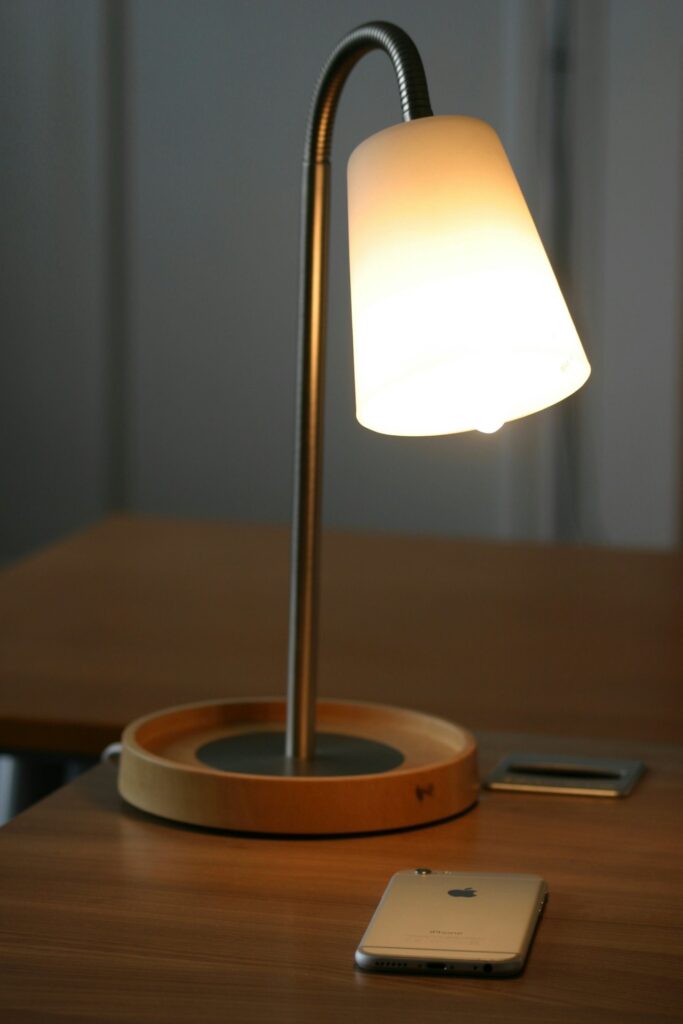 LED Laualamp Juhtmeta Laadijaga